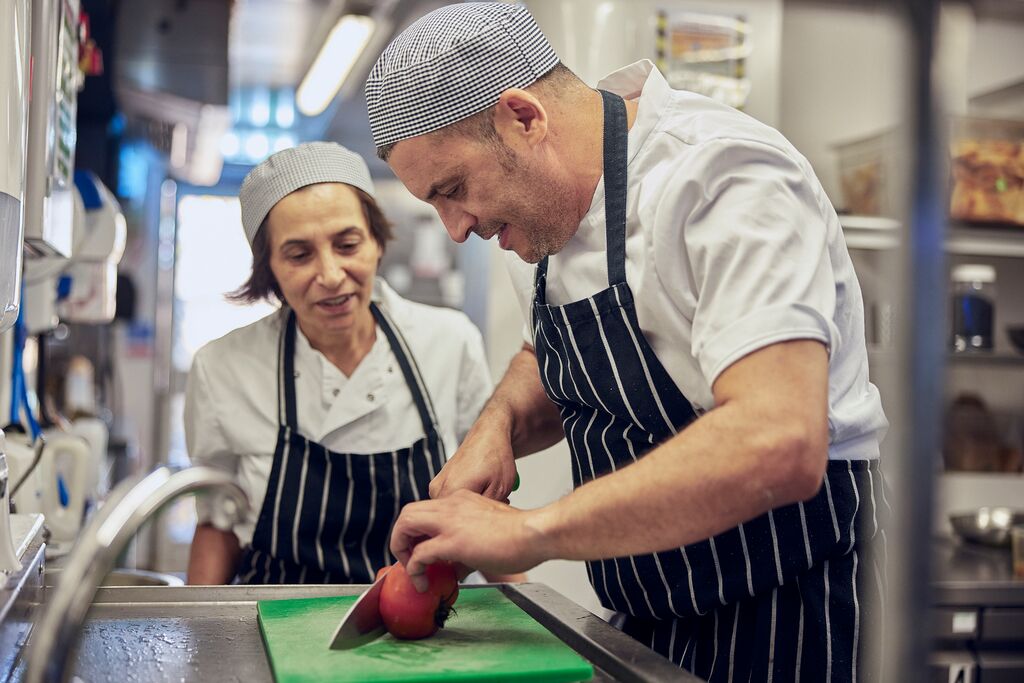 Sous Chefs Example What skills do you need to be a sous chef?